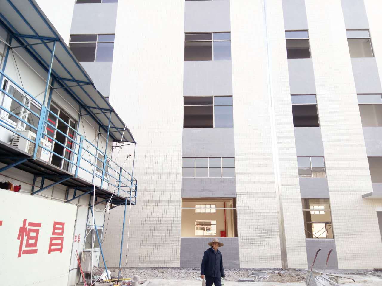 已建成了1幢（2800平方米，共4層的廠房）