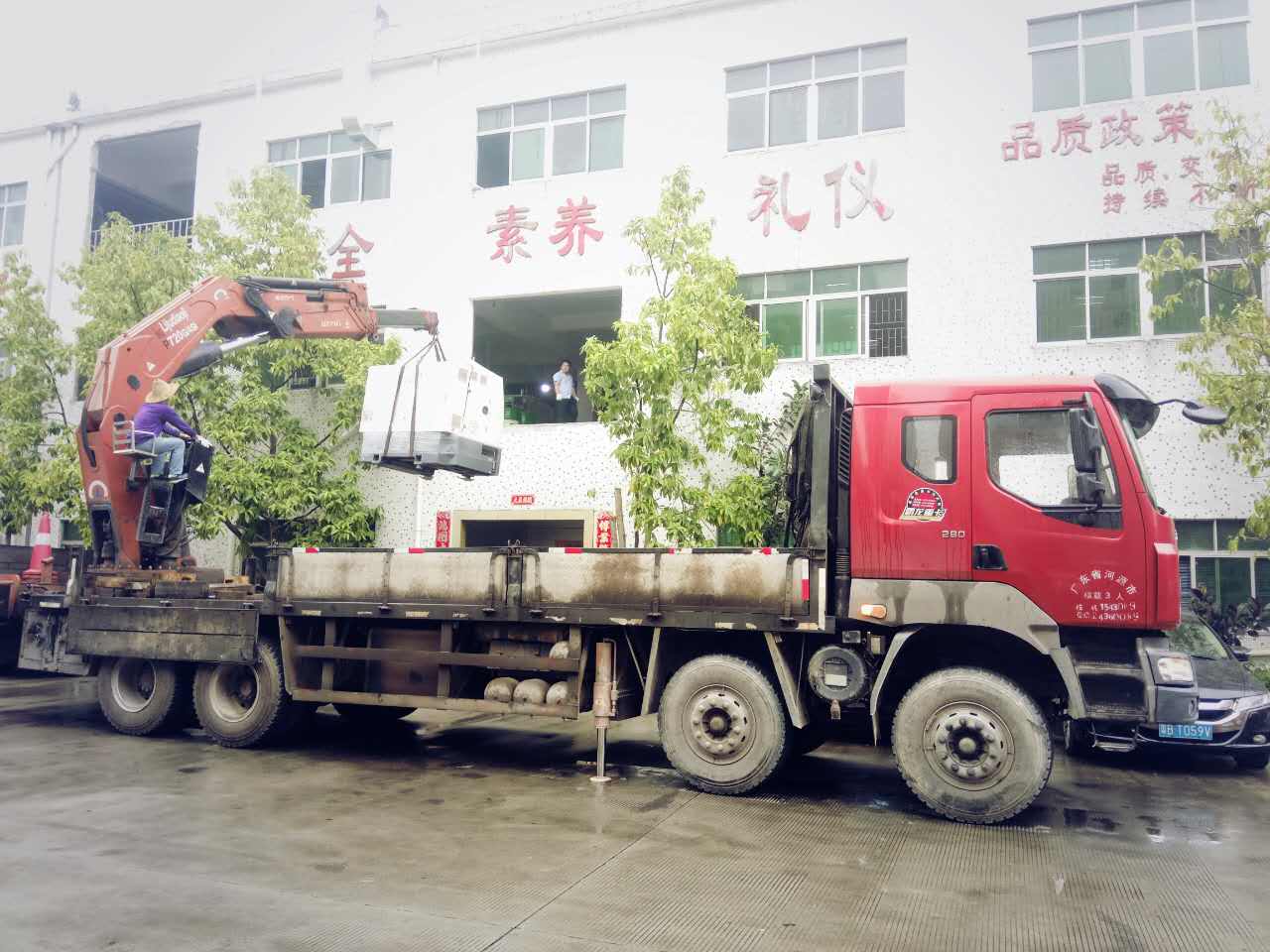 機(jī)器調(diào)裝中，準(zhǔn)備吊上二樓