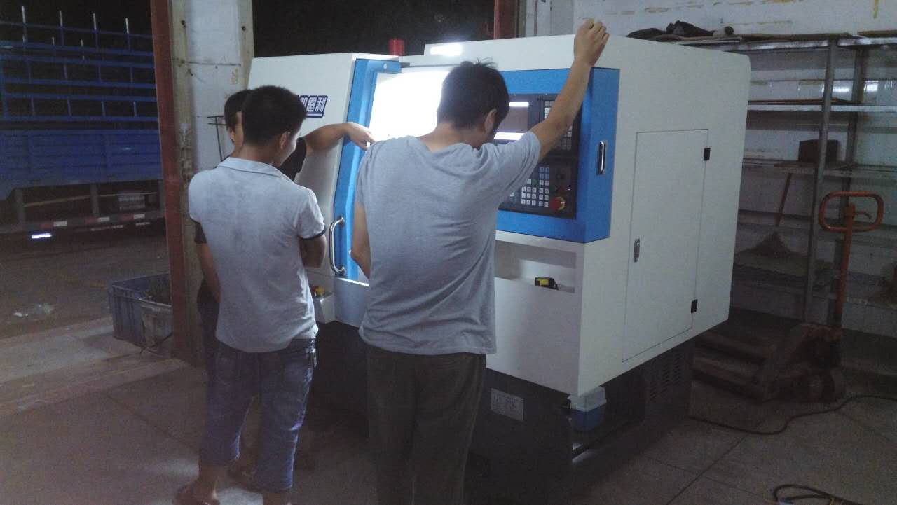 凱恩利機床（客戶在調參數(shù)試車）